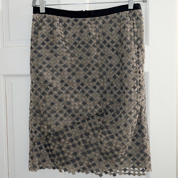 Marc Jacobs Diamond Crochet Overlay Pintuck Pencil Skirt Size 6 Taupe/Grey - Picture 3 of 13